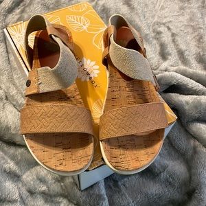Yellow box sandal